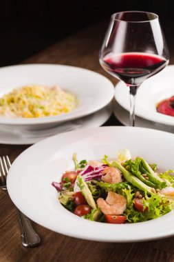 Şarap ve bira için farklı atıştırmalıklar ve ana yemekler.