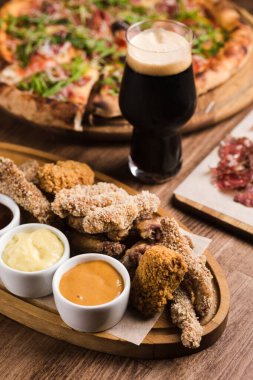 Şarap ve bira için farklı atıştırmalıklar ve ana yemekler.