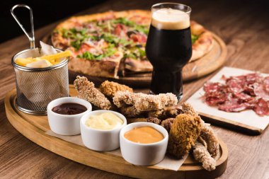 Şarap ve bira için farklı atıştırmalıklar ve ana yemekler.