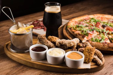 Şarap ve bira için farklı atıştırmalıklar ve ana yemekler.