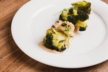 Fırında karnabahar ve brokoli restoranı yemeği.