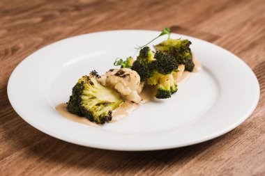 Fırında karnabahar ve brokoli restoranı yemeği.