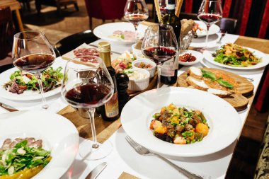 Lokantada aperatifler, salatalar ve şaraplarla dolu bir ziyafet için servis edildi.