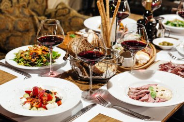 Lokantada aperatifler, salatalar ve şaraplarla dolu bir ziyafet için servis edildi.