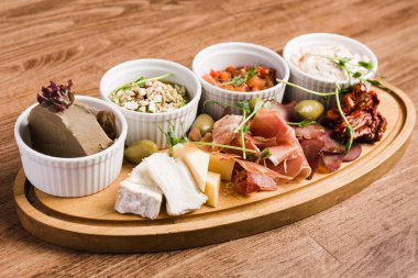 Şarap ve bira için farklı atıştırmalıklar ve ana yemekler.