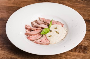 Dilimlenmiş dana eti ve patates püresi.