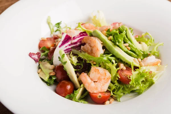 Şarap ve bira için farklı atıştırmalıklar ve ana yemekler.