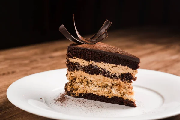 Kremalı Güzel Bir Parça Çikolatalı Pasta — Stok fotoğraf