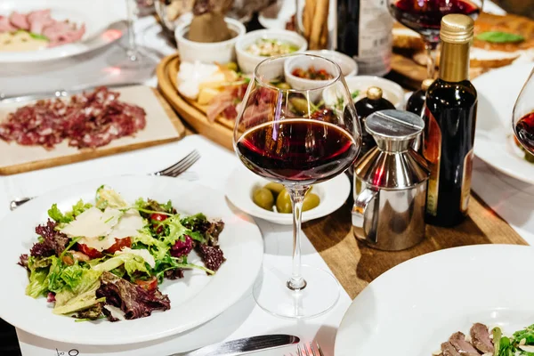 Serveertafel Het Restaurant Voor Een Banket Met Hapjes Salades Wijn — Stockfoto