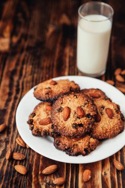 Kuru üzüm ve bademli ev yapımı yulaf ezmeli kurabiyeler için adım adım tarif
