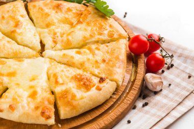 Peynirli doğu khachapuri ekmeği.