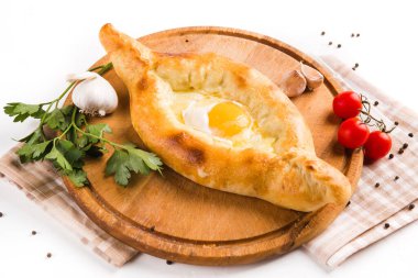Peynirli doğu khachapuri ekmeği.