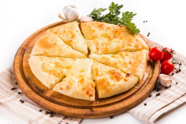 Peynirli doğu khachapuri ekmeği.