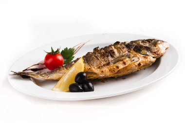 Beyaz arka planda ızgara taze balık.