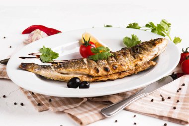 Beyaz arka planda ızgara taze balık.