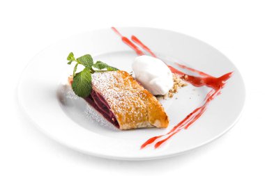 Beyaz arka planda reçelli tatlı