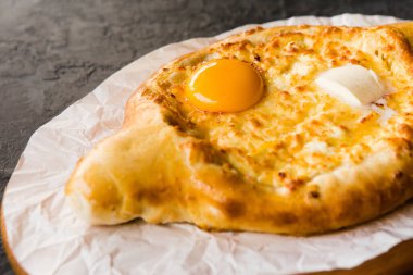 Peynirli doğu khachapuri ekmeği.