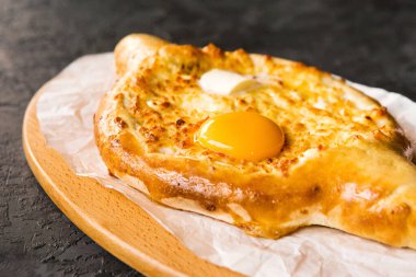Peynirli doğu khachapuri ekmeği.