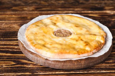 Peynirli doğu khachapuri ekmeği.