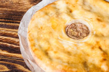 Peynirli doğu khachapuri ekmeği.