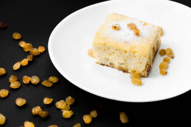 Kahvaltıda peynirli lezzetli yemek.