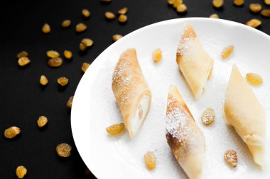 Kahvaltıda peynirli lezzetli yemek.