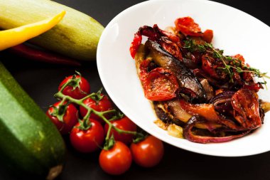 Soslu sebze dilimlenmiş güveç.