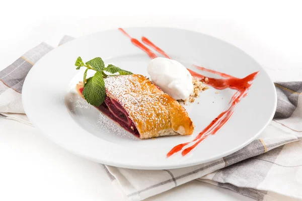 Postre Con Mermelada Sobre Fondo Blanco — Foto de Stock