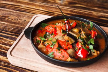 Sebzeli bir Gürcü yemeği.