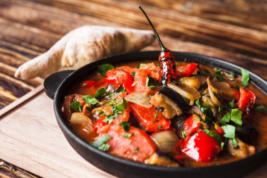 Sebzeli bir Gürcü yemeği.