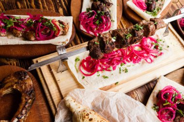 Bir sürü et ve tavuk ızgara Gürcü yemeği.