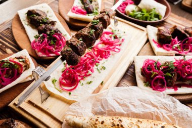 Bir sürü et ve tavuk ızgara Gürcü yemeği.