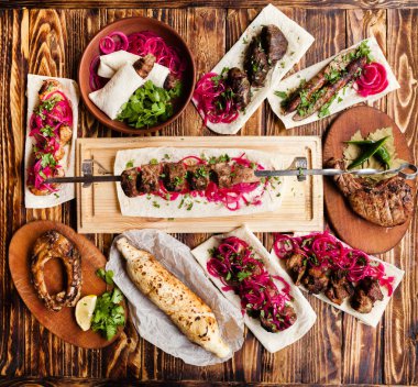 Bir sürü et ve tavuk ızgara Gürcü yemeği.