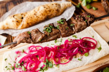 Bir sürü et ve tavuk ızgara Gürcü yemeği.