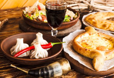 Bir sürü et ve tavuk ızgara Gürcü yemeği.