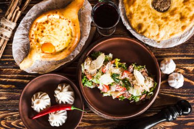 Bir sürü et ve tavuk ızgara Gürcü yemeği.