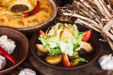 Bir sürü et ve tavuk ızgara Gürcü yemeği.