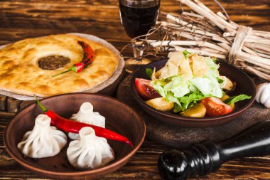 Bir sürü et ve tavuk ızgara Gürcü yemeği.