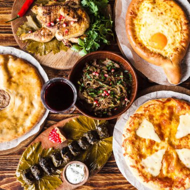 Bir sürü et ve tavuk ızgara Gürcü yemeği.