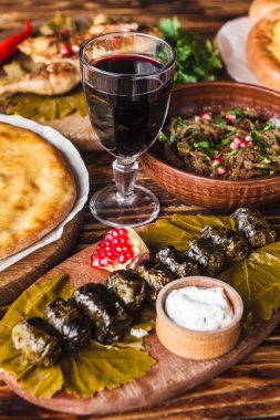 Bir sürü et ve tavuk ızgara Gürcü yemeği.