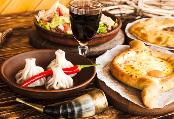 Bir sürü et ve tavuk ızgara Gürcü yemeği.