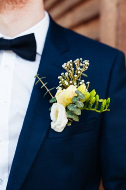 Düğün resmi ve kırmızı çiçekli bir gelin buketi.