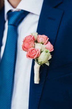 Düğün resmi ve kırmızı çiçekli bir gelin buketi.