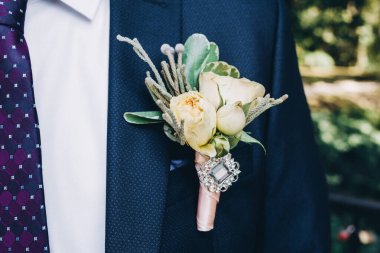 Düğün resmi ve kırmızı çiçekli bir gelin buketi.