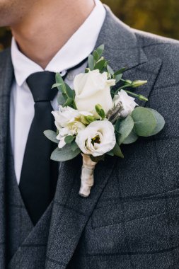 Düğün resmi ve kırmızı çiçekli bir gelin buketi.