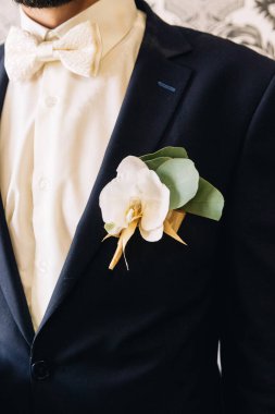 Düğün resmi ve kırmızı çiçekli bir gelin buketi.