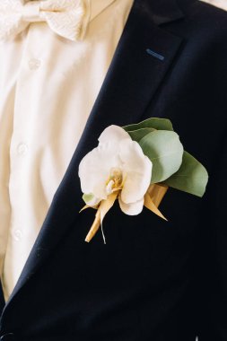 Düğün resmi ve kırmızı çiçekli bir gelin buketi.