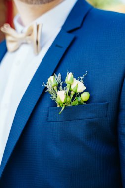 Düğün resmi ve kırmızı çiçekli bir gelin buketi.