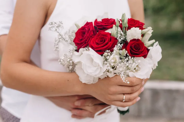 Imagem Casamento Buquê Noiva Com Flores Vermelhas — Fotografia de Stock