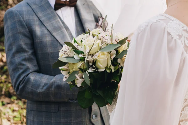 Immagine Nozze Bouquet Sposa Con Fiori Rossi — Foto Stock